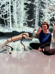 Esther mit Roboterhund Bauxina im Ars Electronica Center.