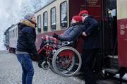 Dominik Lorenz (Jonah Rausch, mi.) kann es nicht fassen, dass Kris Haas (Jascha Rust) ihm diesen fast peinlichen Wunsch erf&uuml;llt. Dominik liebt Dampfloks und Kris macht mit ihm kurzerhand einen Ausflug in den Harz. Dominik ist seit langem mal wieder richtig gl&uuml;cklich und genie&szlig;t gemeinsam mit Kris einen gro&szlig;artigen Tag.