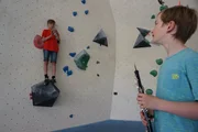 Artur und Till tauschen ihre Hobbys &ndash; Bouldern und Oboe spielen.