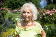 Hinter den Hecken Garten der Heimkehr in Galgenen SZ Staffel 5 Folge 10 Heidrun West in ihrem Garten 2022