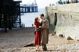 Sarah (Julianne Moore) und Maurice (Ralph Fiennes) genie&szlig;en eine Auszeit am Meer.