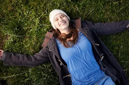 Emily (Lina H&uuml;esker) hat sich ernsthaft verliebt und ist trotz aller Hindernisse gl&uuml;cklich.