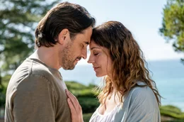 Martin (Oliver Mommsen) und Livia (Ulrike C. Tscharre) kommen sich n&auml;her.