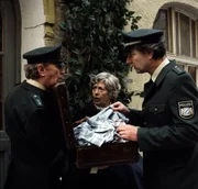 Von links: 1. Polizist (Peter Mus&auml;us), Frau Eichinger (Erni Singerl) und 2. Polizist (Uli Steigberg).