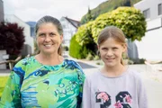 Hinter den Hecken Schulgarten in Berneck SG Staffel 5 Folge 9 Bernadette Brander und Silja Fiechter im Schulgarten 2022