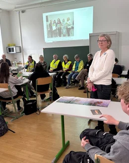 Hildegard Schweder von &bdquo;Omas for Future&ldquo; in der Schule Polytechnikum Leipzig