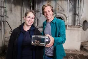 Checker Tobi mit Schädlingsbekämpferin Christina Hüttinger. Checker Tobi mit Schädlingsbekämpferin Christina Hüttinger.