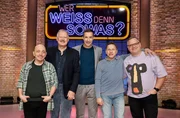 Moderator Kai Pflaume (M.) und seine Rateteam-Kapit&auml;ne Bernhard Ho&euml;cker (l.) und Elton (r.) begr&uuml;&szlig;en in dieser Sendung den Schauspieler Axel Milberg (2.v.l.) und den Schauspieler Richy M&uuml;ller (2.v.r.).