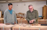 Axel Lange (links) und Ralf Müller forschen gemeinsam an den Lehmplatten, um die Feuchtigkeitsaufnahme zu optimieren. Axel Lange (links) und Ralf Müller forschen gemeinsam an den Lehmplatten, um die Feuchtigkeitsaufnahme zu optimieren.