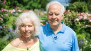 Hinter den Hecken Garten der Heimkehr in Galgenen SZ Staffel 5 Folge 10 Heidrun und Colin West in ihrem Garten 2022