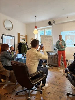 Jugendforscher Simon Schnetzer bei einem Generationenworkshop f&uuml;r Unternehmensberater*innen in Salzburg.