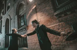 Schauspieler Alice Dwyer (links) und Florian Lukas (rechts) tanzen als Ehepaar Sonja Marchlewska und Heinrich Vogeler durch das n&auml;chtliche Bremen.