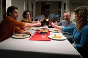 Alte Freunde (v. li. n. re.): Martin (Oliver Mommsen), Amira (Melika Foroutan),  Richard (Barry Atsma) und Livia (Ulrike C. Tscharre) verbringen gerne Zeit zusammen.