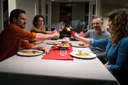 Alte Freunde (v. li. n. re.): Martin (Oliver Mommsen), Amira (Melika Foroutan),  Richard (Barry Atsma) und Livia (Ulrike C. Tscharre) verbringen gerne Zeit zusammen.