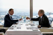 Die beiden schmieden energisch einen Plan, um den Betrieb in die Zukunft zu retten. Von links: Stefan Kurt, Ulrich Tukur.