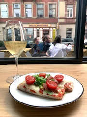 In der Pizzeria Ciccione gibt es neben der, immer mit frischen Zutaten belegten, Pizza al taglio auch leckere Weine.