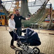 Gitte und J&ouml;rn bloggen im Internet &uuml;ber ihre Abenteuer im engen Camper-Van. Jetzt sind sie zum ersten Mal mit Sohn Fiete unterwegs. Gelegenheit zum Testen, was sich dadurch ver&auml;ndert und ob Camping mit Kleinkind trotzdem Spa&szlig; machen kann.