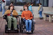 In seiner neuen Klasse trifft Jonas (Julius Gause) die ebenfalls muskelerkrankte Hawking (Luna Jordan), die seinen Humor sehr zu sch&auml;tzen wei&szlig;.