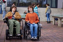 In seiner neuen Klasse trifft Jonas (Julius Gause) die ebenfalls muskelerkrankte Hawking (Luna Jordan), die seinen Humor sehr zu sch&auml;tzen wei&szlig;.