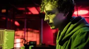 Daniel Bachmann (Jonathan Lade) begutachtet sensible Daten auf seinem PC im Hacker-Club.