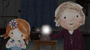 Lily sieht sich mit ihrem Papa Dias an, auf denen Pelle noch ganz klein war.