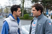 Pablo (Rojan Juan Barani, l.) und Adrian (Danilo Kamperidis, r.) diskutieren auf dem Delivery Ape Parkplatz. Pablo strebt eine Karriere als Influencer an. Er möchte daher nicht, ins Visier der Ermittlungen geraten, da dies seinen bevorstehenden Werbedeal gefährden könnte. Pablo (Rojan Juan Barani, l.) und Adrian (Danilo Kamperidis, r.) diskutieren auf dem Delivery Ape Parkplatz. Pablo strebt eine Karriere als Influencer an. Er möchte daher nicht, ins Visier der Ermittlungen geraten, da dies seinen bevorstehenden Werbedeal gefährden könnte.
