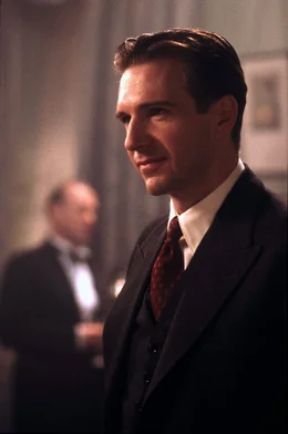 Maurice (Ralph Fiennes) kann sich der erotischen Sarah nicht entziehen.