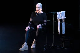 Susanne Kirnbauer-Bundy bei der Performance &bdquo;Come Back Again&ldquo;