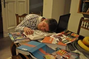 V&ouml;llig ersch&ouml;pft von der Lernerei schl&auml;ft Bamberger (Horst Kummeth) &uuml;ber seinen B&uuml;chern ein.