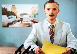 Alex Kerner (Daniel Br&uuml;hl) muss der Geschichte Einhalt bieten: Seine alleinerziehende Mutter Christiane, verdiente Aktivistin der DDR, ist kurz vor dem Mauerfall ins Koma gefallen und erwacht erst acht Monate sp&auml;ter. Jede Aufregung kann f&uuml;r sie lebensbedrohlich sein, also l&auml;sst Alex auf 79qm den real existierenden Sozialismus wieder auferstehen: Dazu geh&ouml;rt eine get&uuml;rkte Ausgabe der "Aktuellen Kamera", die Alex' Freund Denis (Florian Lukas, Bild) inszeniert.
