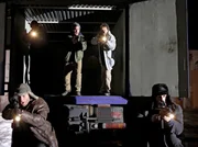 Stefan Lindman (Ola Rapace, oben Mitte) leitet einen gefährlichen Einsatz, bei dem es zu einem Feuergefecht mit einer gefährlichen Schmugglerbande kommt. Stefan Lindman (Ola Rapace, oben Mitte) leitet einen gefährlichen Einsatz, bei dem es zu einem Feuergefecht mit einer gefährlichen Schmugglerbande kommt.