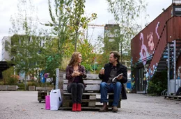 Alma (Anneke Kim Sarnau) hat sich zu einer Verabredung mit Dirkens (Florian Stetter), dem Lehrer ihres Sohnes, &uuml;berreden zu lasssen.