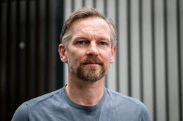 Richard (Barry Atsma) taucht &uuml;berraschend in Portugal auf