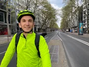 Wie kommt man mit dem Fahrrad sicher und zügig durch die Stadt? "PUR+"-Moderator Eric Mayer will herausfinden, was die gefährlichsten "Standardsituationen" für Radfahrer sind und tritt dafür in Köln, einer der fahrradunfreundlichsten Städte Deutschlands, in die Pedale. Wie kommt man mit dem Fahrrad sicher und zügig durch die Stadt? "PUR+"-Moderator Eric Mayer will herausfinden, was die gefährlichsten "Standardsituationen" für Radfahrer sind und tritt dafür in Köln, einer der fahrradunfreundlichsten Städte Deutschlands, in die Pedale.