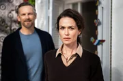 &Uuml;berraschung: Pl&ouml;tzlich sind Amira (Melika Foroutan, re.) und Richard (Barry Atsma, li.) da.