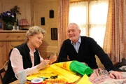Alfons (Sepp Schauer, r.) und Hildegard (Antje Hagen, l.) basteln eine Schult&uuml;te f&uuml;r Elena.