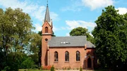 In Brandenburg gibt es &uuml;ber 1500 Dorfkirchen. Viele von ihnen werden nicht mehr gebraucht, weil immer mehr Menschen aus der Kirche austreten oder sterben. Aber die Kirchenbauten sind Kulturdenkm&auml;ler, oft Wahrzeichen und noch immer Mittelpunkt eines jeden Dorfes. Was also tun mit den Geb&auml;uden und Grundst&uuml;cken? Ein rbb-Team hat einige kreative Beispiele f&uuml;r &bdquo;alternative&ldquo; Kirchennutzung gefunden. - Kirche Kreuzbruch.