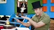 Fritz Fuchs (Guido Hammesfahr) wird selbst zum Zauberer und beschäftigt sich mit einem undurchsichtigen Magier. Fritz Fuchs (Guido Hammesfahr) wird selbst zum Zauberer und beschäftigt sich mit einem undurchsichtigen Magier.