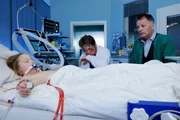 Clemens K&ouml;rner (Kai Scheve, mi.) hat seine Tochter Julia (Frida Elise Pechstein, li.) gerettet, nachdem sie im Eis eingebrochen ist. Auf dem Weg in die Sachsenklinik hatten die beiden einen Autounfall. Clemens ist sichtbar mehrfach verletzt, doch er weicht nicht vom Bett einer Tochter. Selbst Klinikleiter Dr. Roland Heilmann (Thomas R&uuml;hmann, re.) kann ihn nicht von einer Untersuchung oder Behandlung &uuml;berzeugen. Als Clemens Roland erkl&auml;rt, warum er nicht von Julias Bett gehen wird, hat Roland keine Argumente mehr. Er verl&auml;sst schweigend das Zimmer.