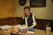 Bamberger (Horst Kummeth) bereitet sich f&uuml;r seine Rolle als Telefonjoker vor.