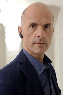 Michaell (Christoph Maria Herbst) ist ein ehemalige Mitarbeiter einer Security Firma und Davids rechte Hand. Als sein Assistent begleitet er ihn auf Schritt und Tritt und weicht nicht von seiner Seite. Sein Verhalten nach dem Tod von David verwirrt Claire sehr.