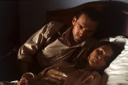 Maurice Bendrix (Ralph Fiennes, l.) und Sarah Miles (Julianne Moore, r.)