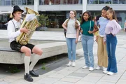 Die TanzAlarm-Kids schlendern durch die Innenstadt. Dort treffen sie auf einen jungen Tubaspieler, der sie zu einer spontanen Performance des TA Classics &bdquo;HipHop Polka&ldquo; animiert.