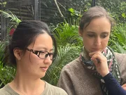 Arbeit im Loro Parque, von links: Yee Zhu und Auguste von Bayern.