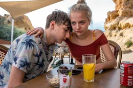 Stine (Kya-Celina Barucki, re.) und Christoph (Johan Korte, li.) sind schon lange befreundet.