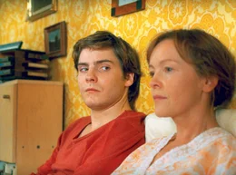 Alex (Daniel Br&uuml;hl) mit seiner Mutter Christiane (Katrin Sass), die aus dem Koma wieder erwacht ist und noch nichts von dem Ende der DDR ahnt.