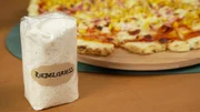 Die Geschwister Niki und Anna backen mit ihren Eltern Barbara und Markus Polenta-Pizza.