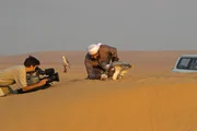Dieses Bild zeigt neben dem Kameramann einen Falkentrainer, nachdem der Falke das Federspiel geschnappt hat. Insgesamt 25 Drehtage war ein Team des BR mit Kameramann Ulrich Schramm in der W&uuml;ste von Dubai dabei, wie jeden Morgen bei Sonnenaufgang die Falken der Scheichs trainiert wurden.