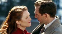 London 1939: Die verheiratete Sarah (Julianner Moore) und der allein lebende Schriftsteller Maurice Bendrix (Ralph Fiennes) beginnen eine leidenschaftliche Aff&auml;re.