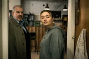 Für Larissa Krüger (Katja Hutko) ist „Kids4Care“ mehr als ein Jugendzentrum, es ist ihr Zuhause. Dass hier nun die Polizei bei ihr auftaucht, gefällt ihr gar nicht. Das lässt sie Kommissar Freddy Schenk (Dietmar Bär) wissen. Für Larissa Krüger (Katja Hutko) ist „Kids4Care“ mehr als ein Jugendzentrum, es ist ihr Zuhause. Dass hier nun die Polizei bei ihr auftaucht, gefällt ihr gar nicht. Das lässt sie Kommissar Freddy Schenk (Dietmar Bär) wissen.